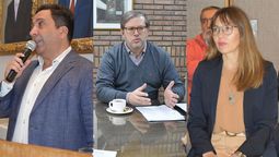 Gustavo Cairo es el autor del proyecto contra la Ley 7.722. A su derecha, Guillermo Mosso y Jimena Cogo, que lo acompañan.