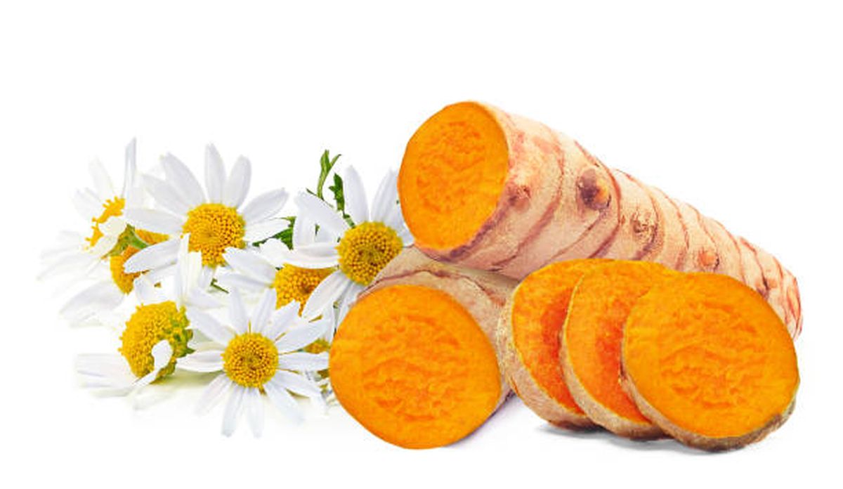 La manzanilla y la cúrcuma ayudan a rejuvenecer el cabello. La manzanilla y la cúrcuma ayudan a rejuvenecer el cabello.