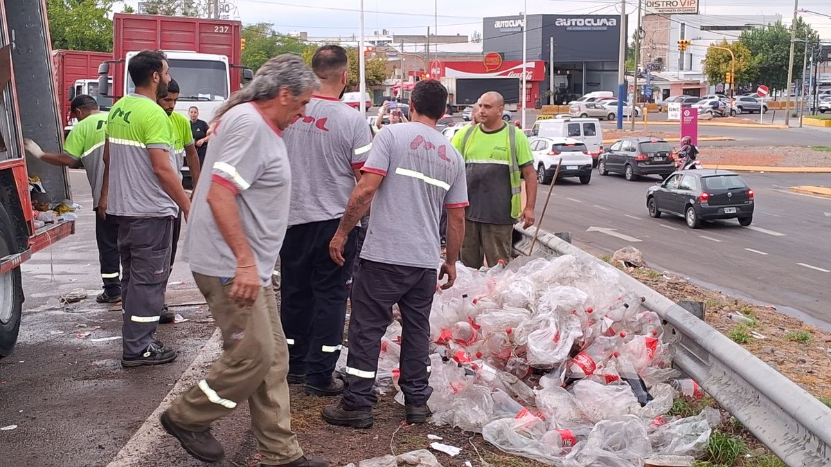 Empleados de la empresa de gaseosas levantaron todas las gaseosas que quedaron sobre la calzada y la banquina. Empleados de la empresa de gaseosas levantaron todas las gaseosas que quedaron sobre la calzada y la banquina.