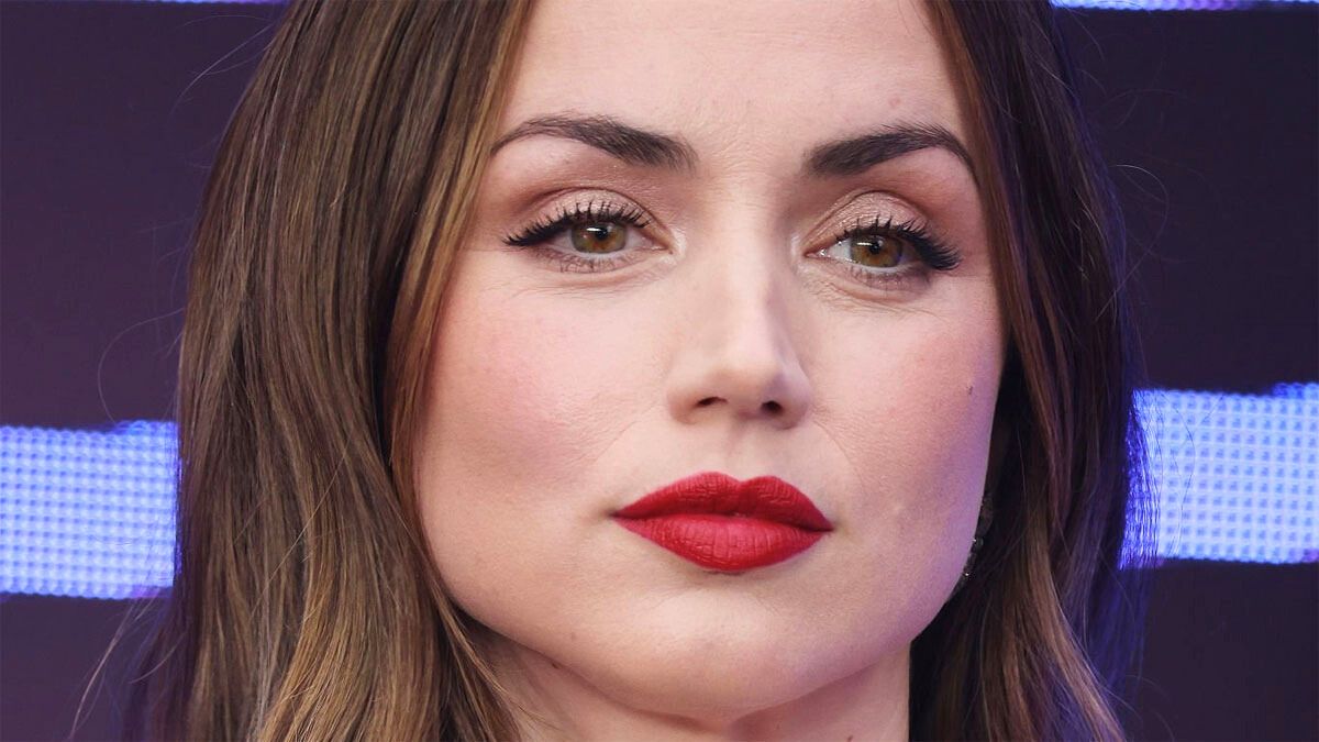 La actriz Ana de Armas interpreta a Marta Cabrera en la película de Netflix.