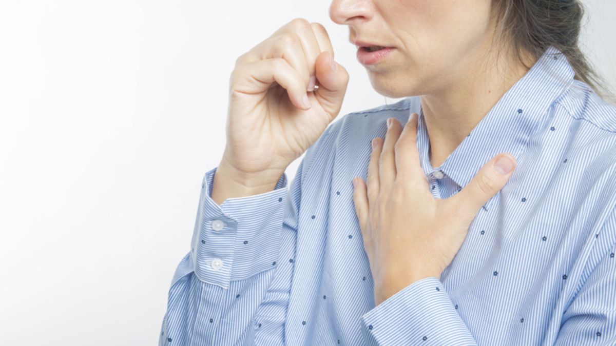 La tos seca, la sensación de ahogo o la falta de aire puede indicar síntomas de enfermedad pulmonar intersticial La tos seca, la sensación de ahogo o la falta de aire puede indicar síntomas de enfermedad pulmonar intersticial