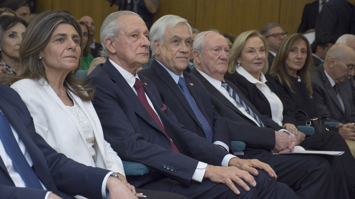Sebastián Piñera en la Universidad del Aconcagua. La primera de la izquierda es la diputada nacional radical Mariana Juri.