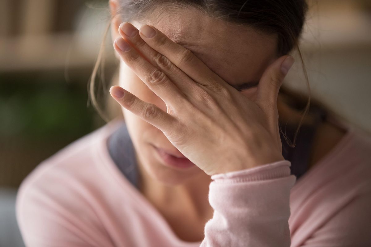 Experta en ansiedad revela por qué nos quedamos despiertos hasta tarde