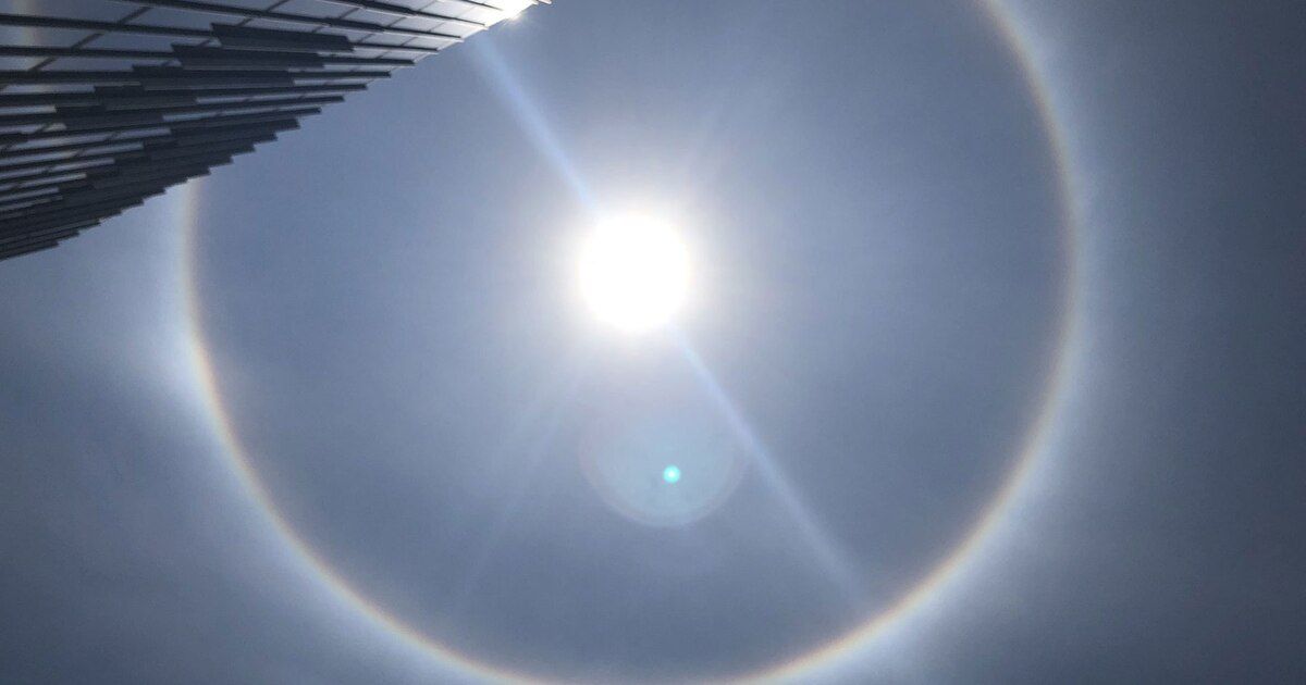  Se forma por la interacción de la luz solar con pequeños cristales de hielo suspendidos en nubes altas. Se forma por la interacción de la luz solar con pequeños cristales de hielo suspendidos en nubes altas.