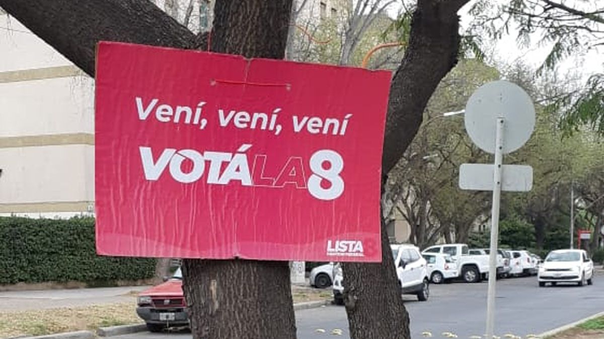 La evidencia. Un cartel en un árbol.