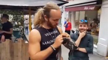 Para protestar contra el veganismo se comió una ardilla cruda