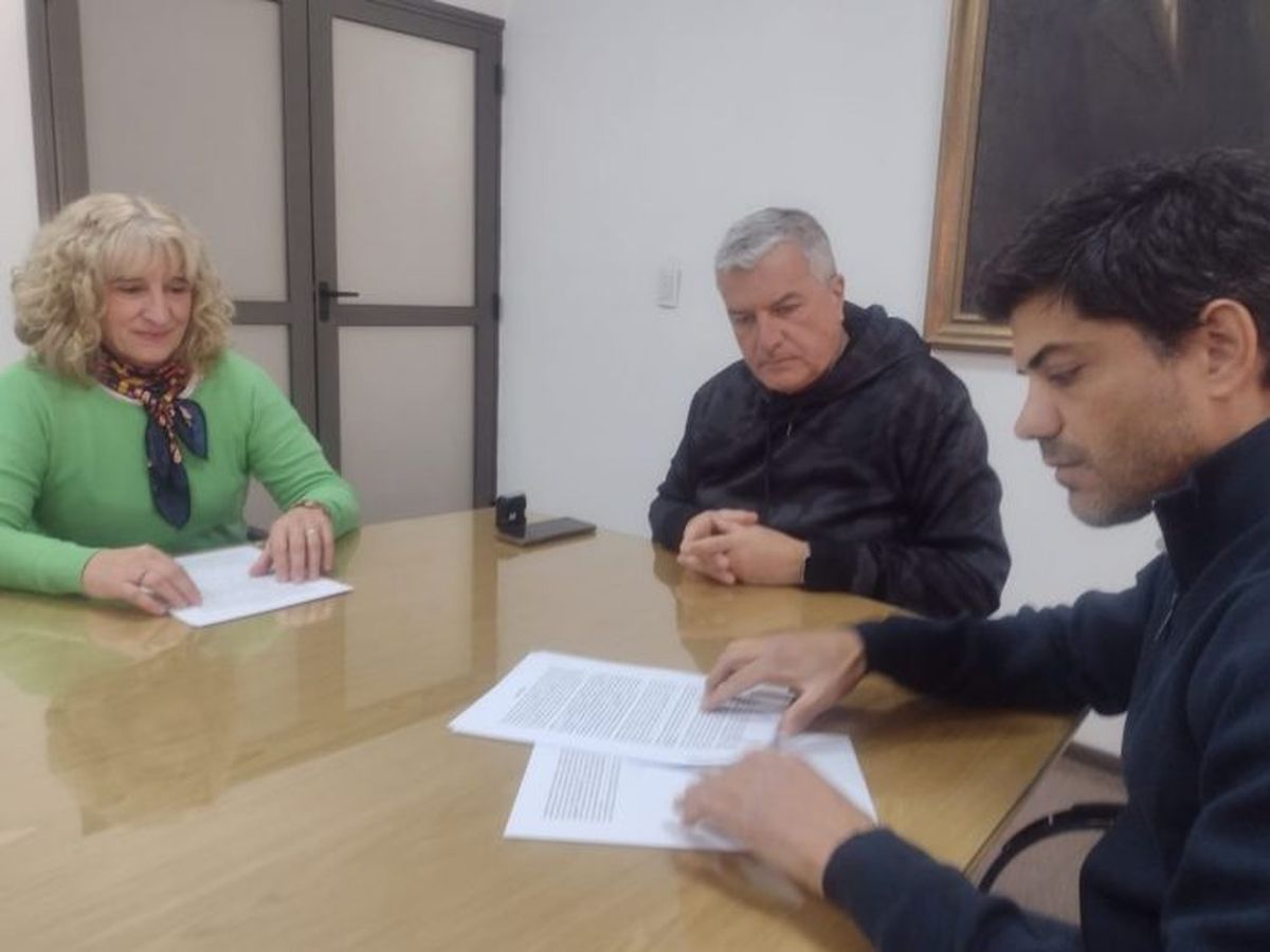 La firma de los contratos de inicio de obra encabezada por Osvaldo Romagnoli, de la DPV. La firma de los contratos de inicio de obra encabezada por Osvaldo Romagnoli, de la DPV.