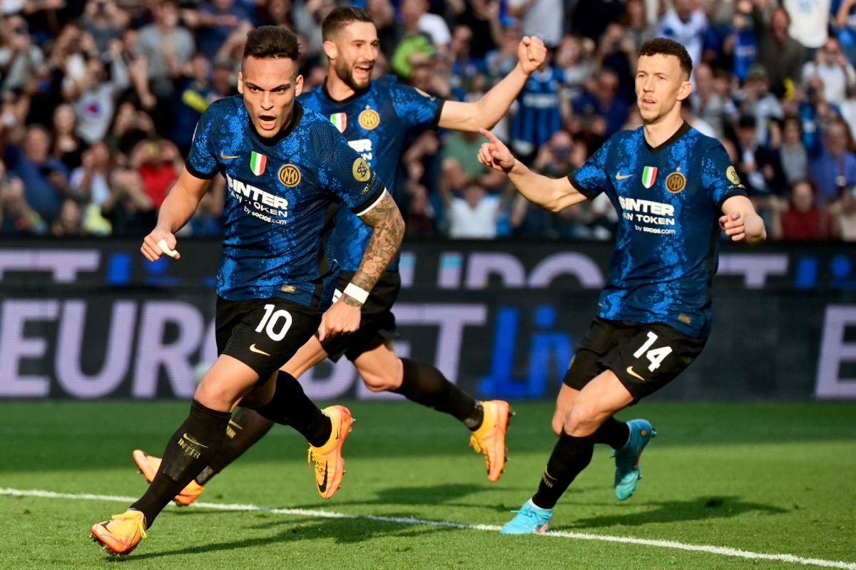 Inter, con gol de Lautaro Martínez, sigue de cerca al Milan