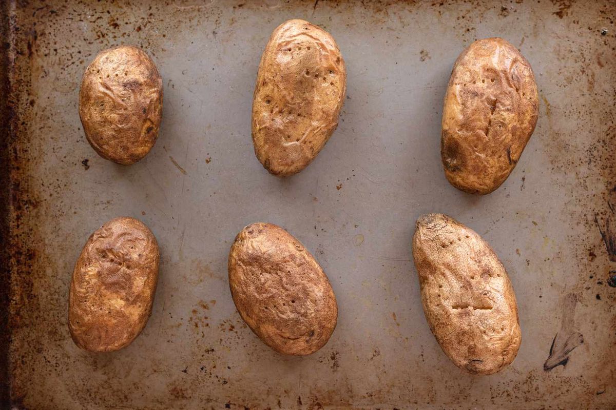 Para la ciencia, lo mejor es pelar las patatas antes de cocinarlas. Para la ciencia, lo mejor es pelar las patatas antes de cocinarlas.
