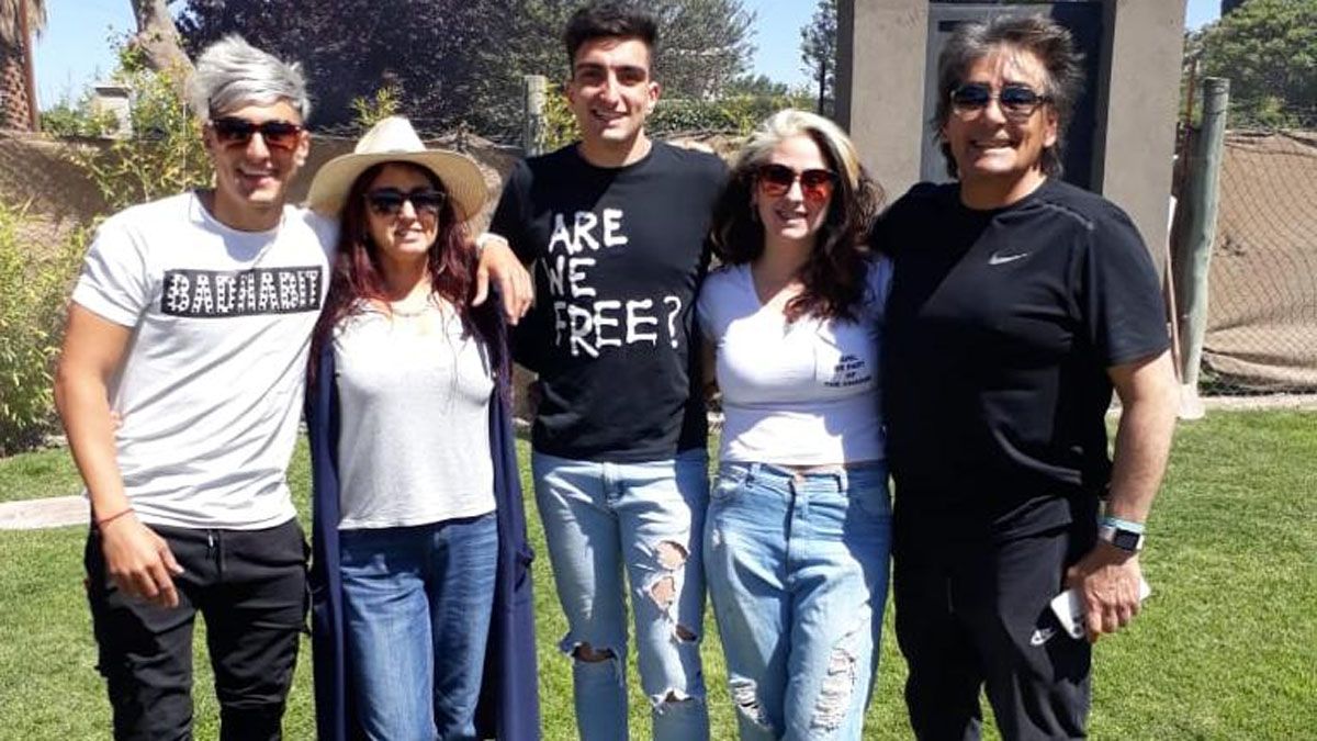 Politino posa con su linda familia.