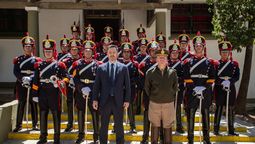 El ministro de Defensa, Luis Petri, junto a los granaderos que prestarán funciones en Mendoza. El ministro de Defensa, Luis Petri, junto a los granaderos que prestarán funciones en Mendoza.