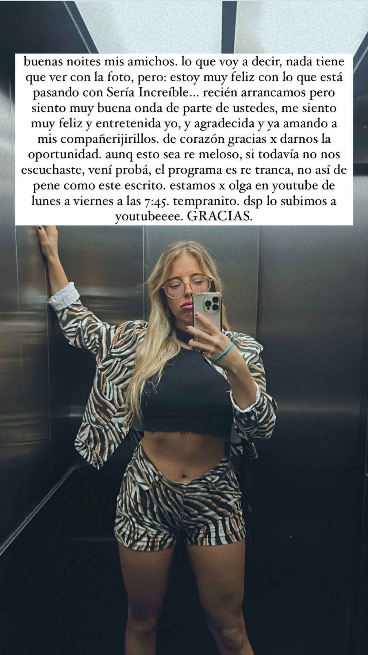 En shortcitos estrechos y marcaditos, Nati Jota marcó su lomazo y prendió fuego el ascensor.