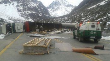 Un camión volcó en la ruta chilena 60