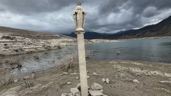 De Virgen del Agua a Virgen del Barro por la drástica baja del caudal del dique Potrerillos