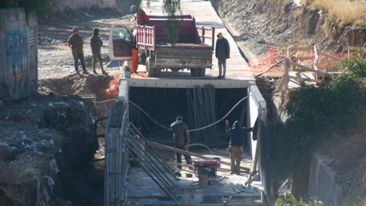 Además de la traza del la ruta provincial 82, se realizan trabajos de infraestructura con puentes, colectoras y desniveles.