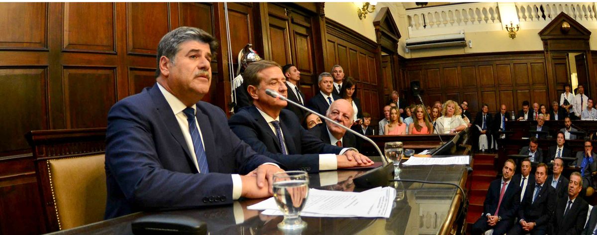 Tridente. Jalif en la cúpula del edificio legislativo, junto a Rodolfo Suarez y Mario Abed.