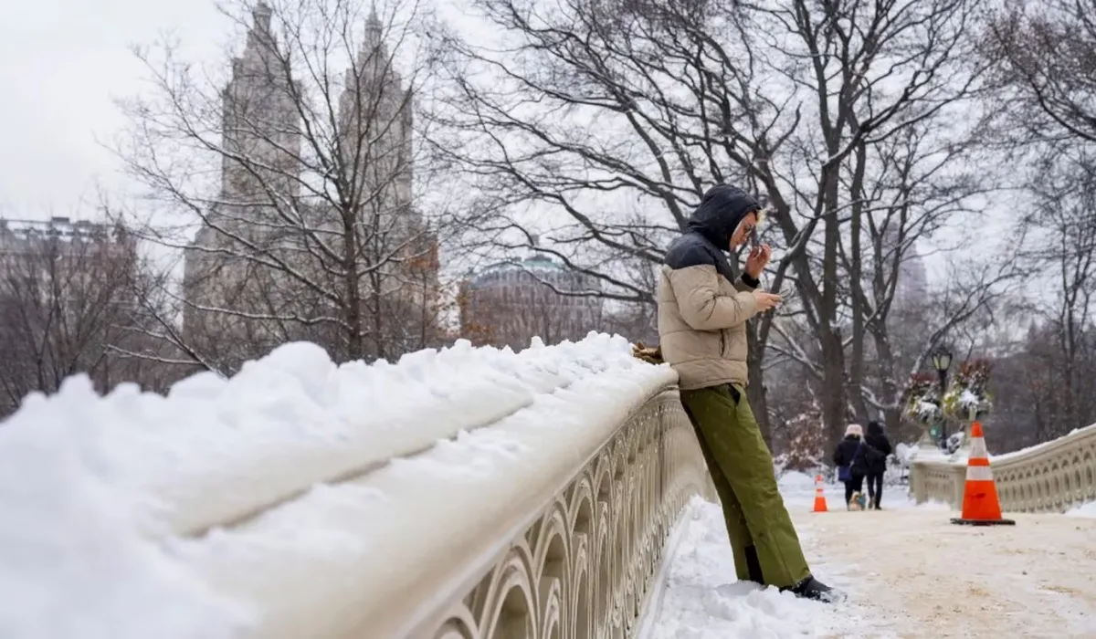 El pronóstico del tiempo prevé más lluvias que nieve, lo que afectará los desplazamientos de los neoyorquinos y turistas este invierno. El pronóstico del tiempo prevé más lluvias que nieve, lo que afectará los desplazamientos de los neoyorquinos y turistas este invierno.