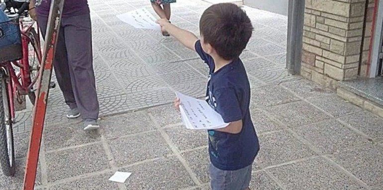 Un niño de 6 años entrega folletos para concientizar sobre el uso de la pirotecnia