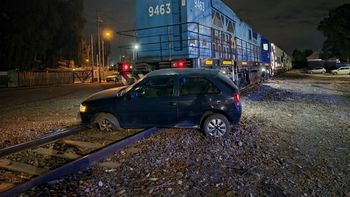 Un tren de carga chocó y arrastró 50 metros a un auto en un paso clandestino