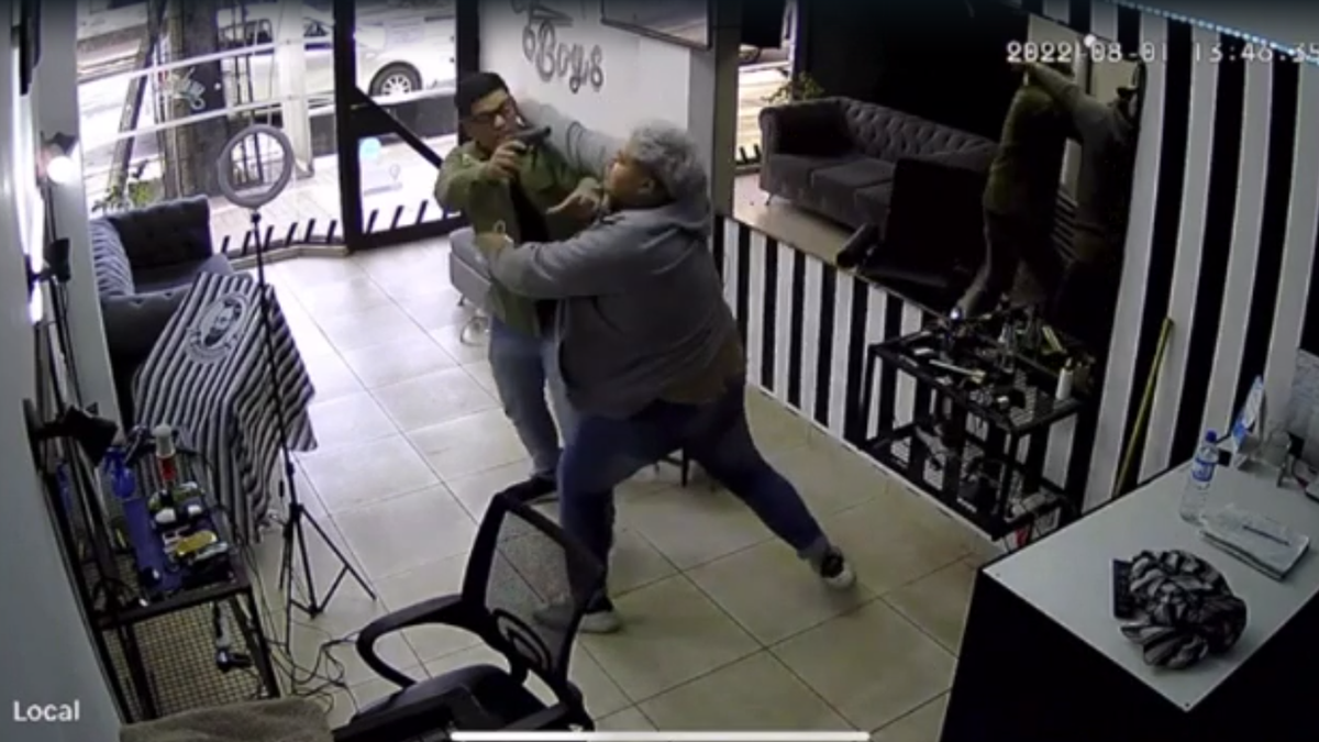 Video: entró a robar a una barbería en pleno centro y fue echado a los golpes
