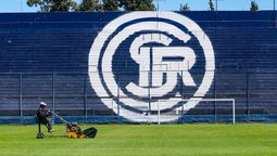 El campo de juego del Bautista Gargantini está impecable para el debut de Independiente Rivadavia ante Independiente de Avellaneda, este viernes desde las 21.15. En la foto, la popular Sur donde va el grueso de la hinchada de la Lepra.