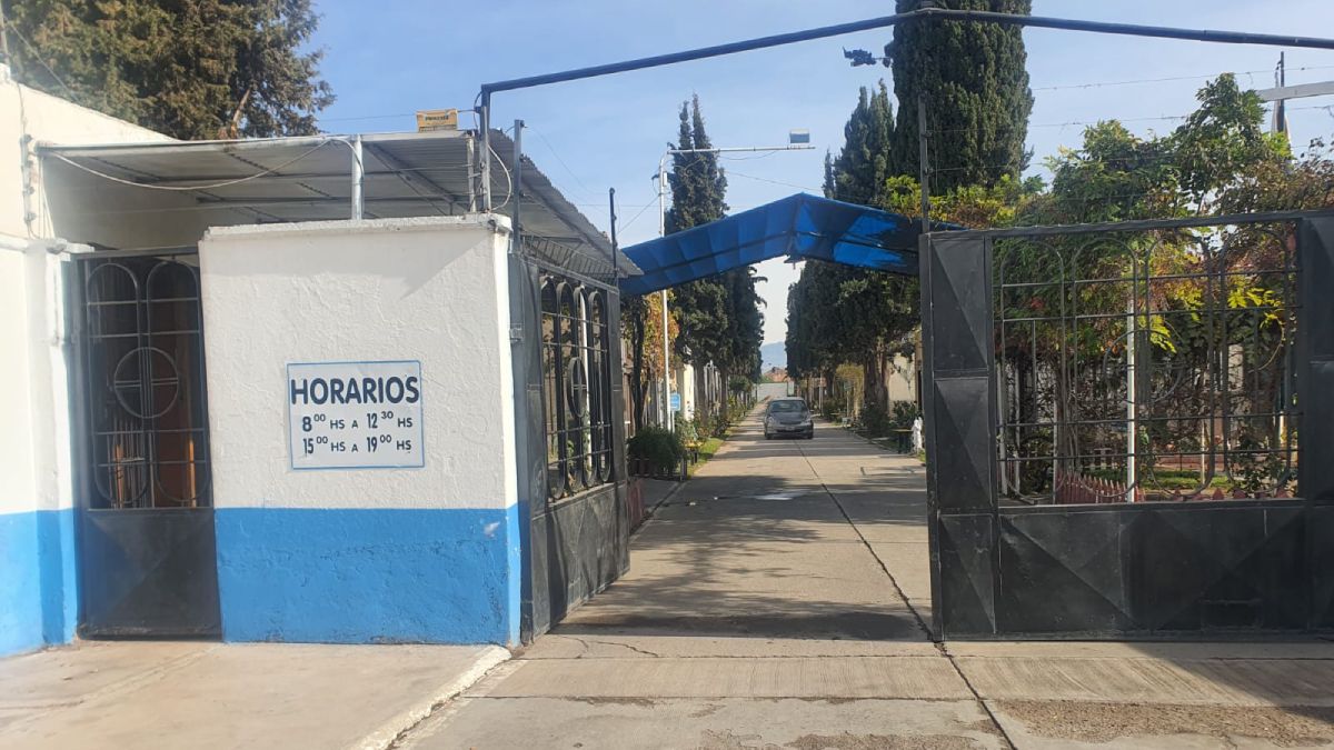 La policía investiga si en estos robos de mayor magnitud hay connivencia con el personal afectado a la seguridad nocturna del cementerio.