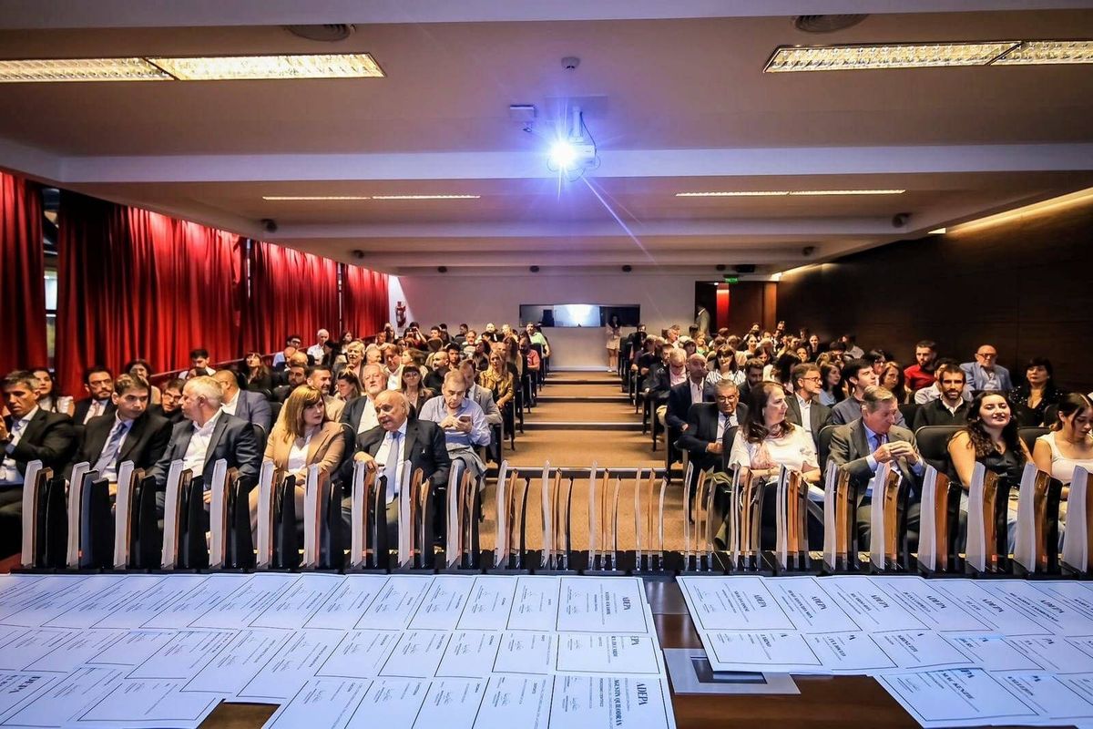 El auditorio de la UCA en Puerto Madero, colmado en el inicio del acto. El auditorio de la UCA en Puerto Madero, colmado en el inicio del acto.