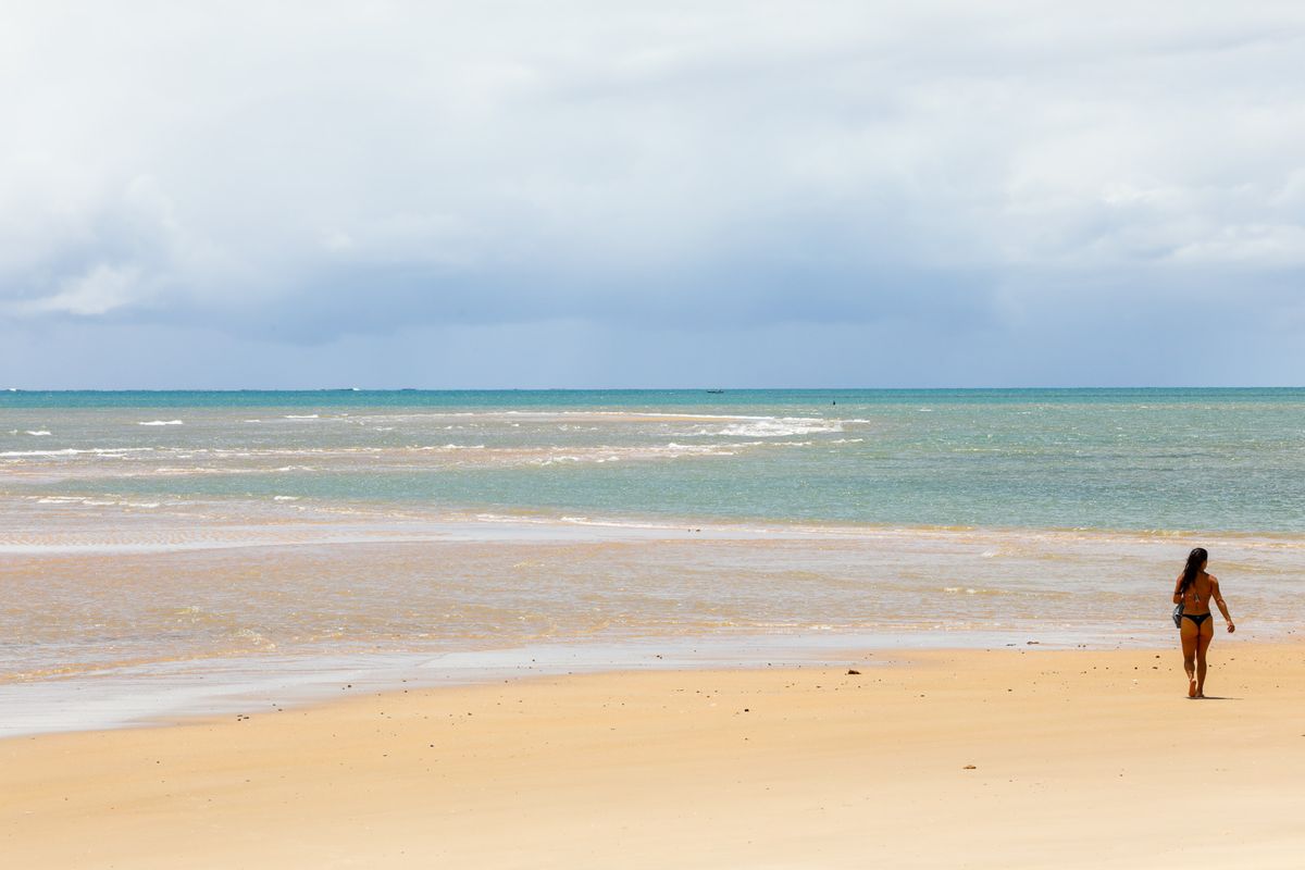 Es una de las playas más bellas y tranquilas de Brasil: tiene arena blanca y aguas verdosas