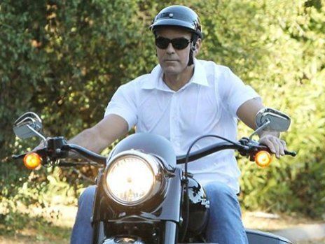 George Clooney resultó herido en accidente de moto en Italia