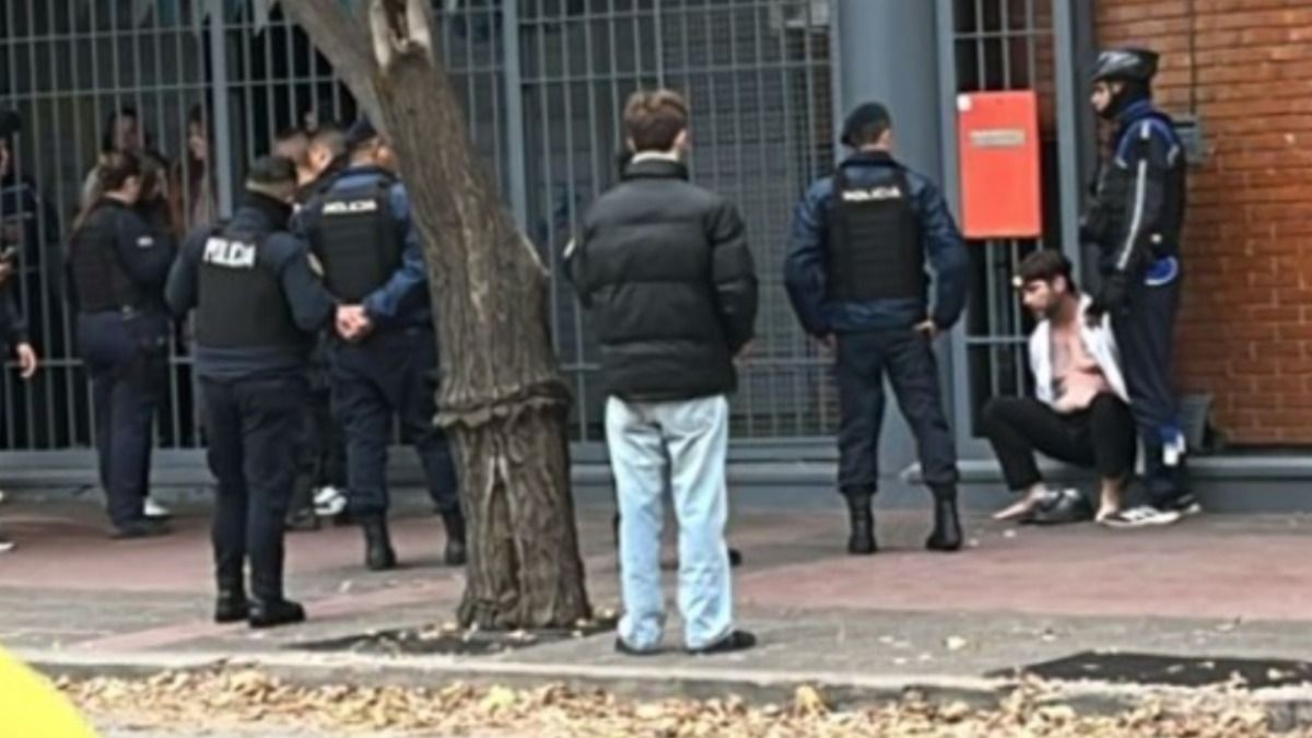 Según trascendió, el sujeto se encuentra bajo tratamiento psiquiátrico. Fue atendido por personal médico. Según trascendió, el sujeto se encuentra bajo tratamiento psiquiátrico. Fue atendido por personal médico.