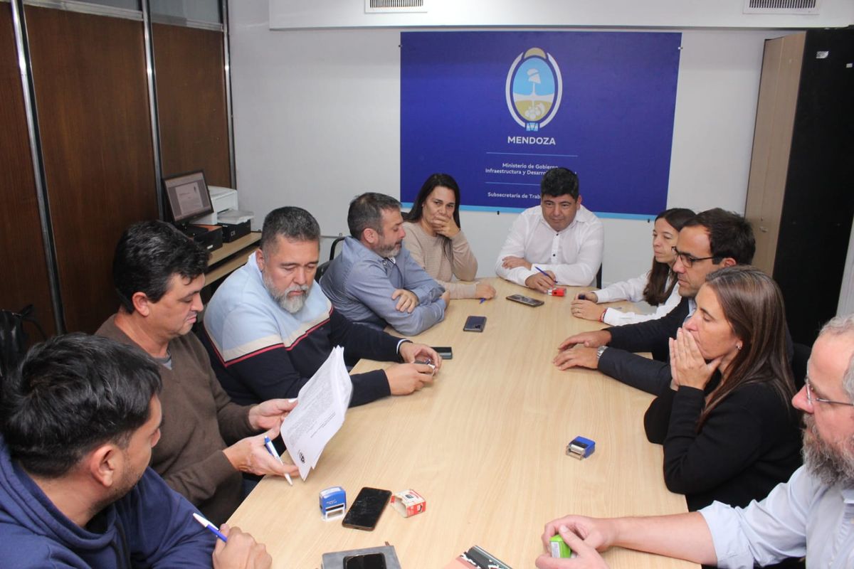 Este lunes volvieron a reunirse paritarios del Gobierno y la conducción del SUTE.