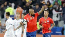 Parece que el VAR funciona: el árbitro volvió atrás la jugada y cobró penal para Chile