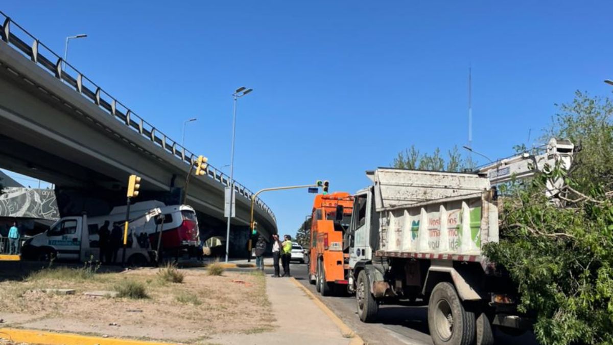 Un motorhome quedó colgado sobre el canal Cacique Guaymallén