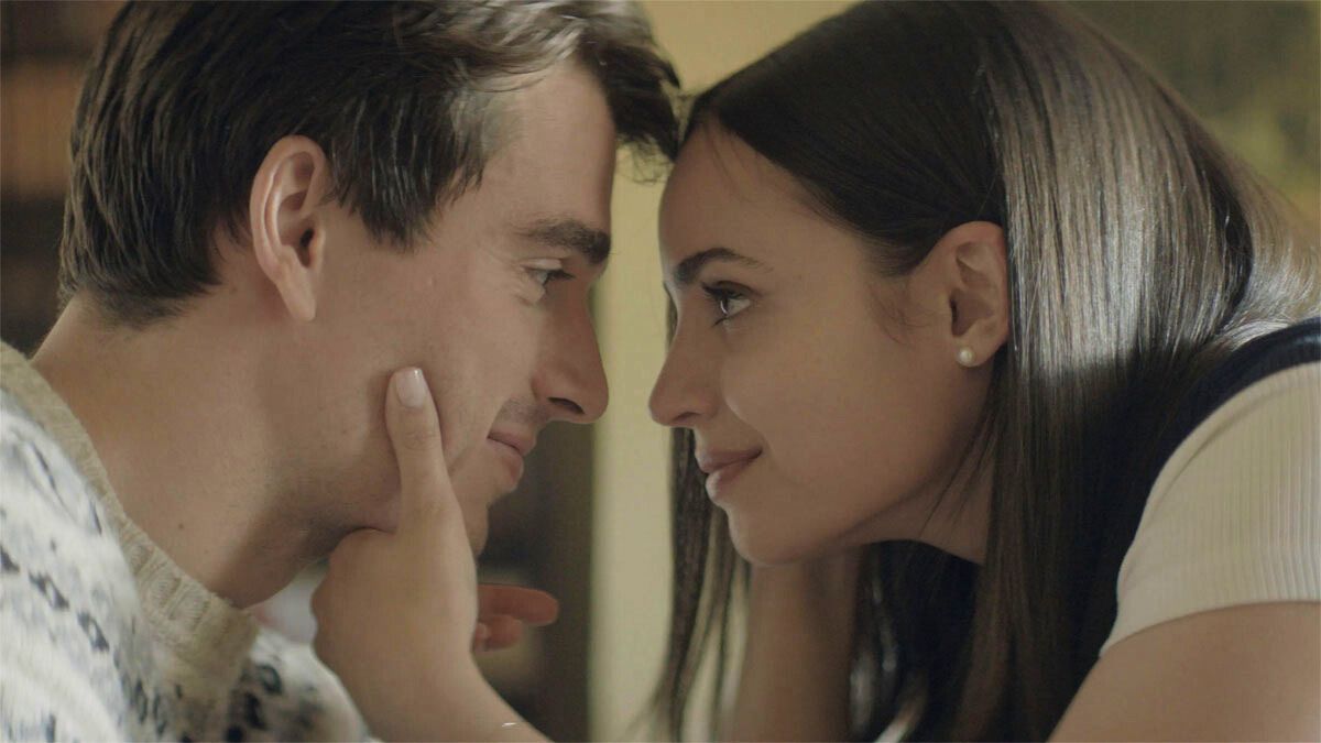 Corey Mylchreest y Sofía Carson son los protagonistas principales de esta película de Netflix.