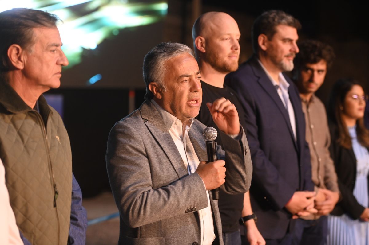 Cornejo habla en la inauguración del segundo tramo de la Ruta 82. La gestión es la campaña. El límite para las inauguraciones públicas es el 1 de octubre.