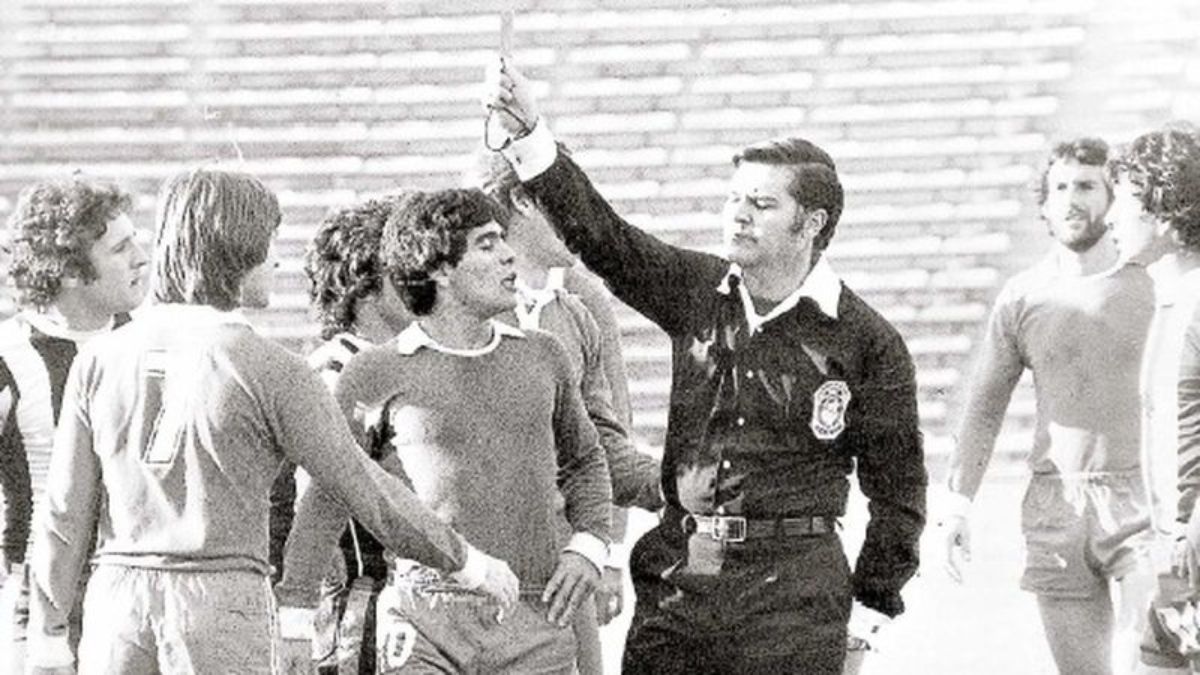 El árbitro mendocino Rafael Bogdanovsky se cansó de los berrinches de Maradona, y en esta foto publicada por el diario Los Andes, se ve cuando el colegiado le muestra la tarjeta roja al naciente ídolo argentino.