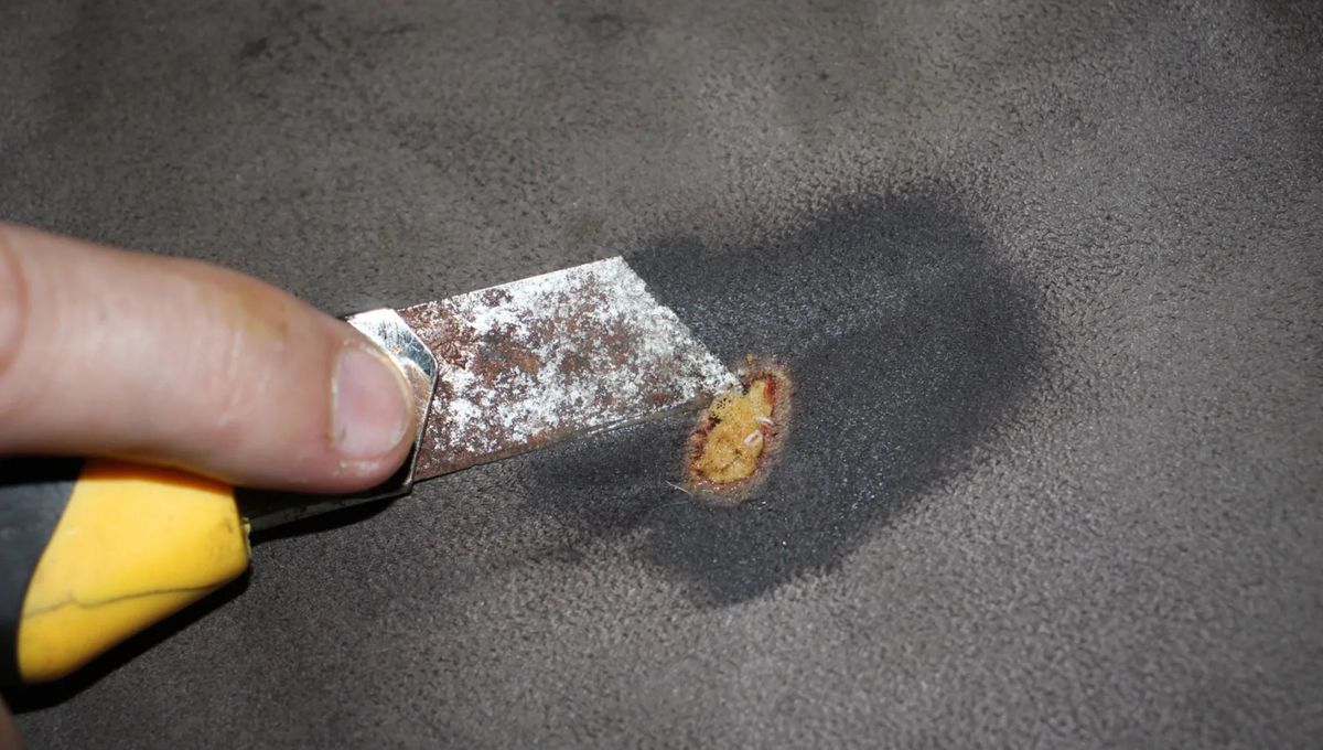 Foto tomada del tutorial de costura para quemaduras en el sofá de Homify. Foto tomada del tutorial de costura para quemaduras en el sofá de Homify.