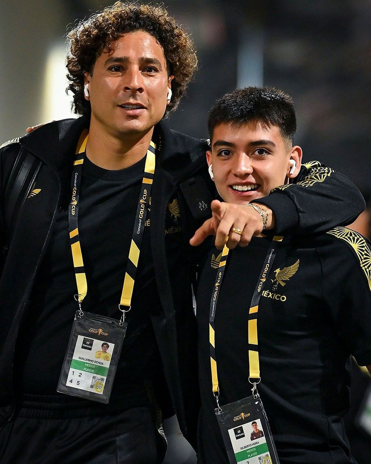 El jugador m&aacute;s veterano (Memo Ochoa 39 a&ntilde;os) y el m&aacute;s joven (Gilbertito Mora, 16 a&ntilde;os) ganadores de la Copa de Oro.