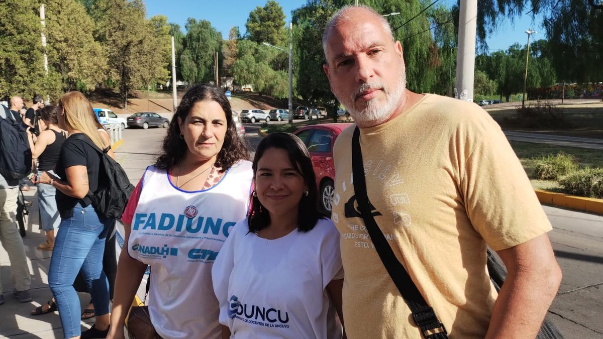 Yamile Nazrala (FADIUNC), Noelia Naranjo (SIDUNCU) y Gustavo Timpano (ATUNCU), gremialistas unidos en esta medida de fuerza. Yamile Nazrala (FADIUNC), Noelia Naranjo (SIDUNCU) y Gustavo Timpano (ATUNCU), gremialistas unidos en esta medida de fuerza.