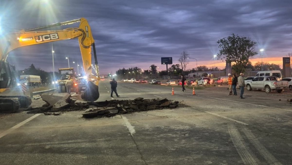 Los trabajos que se están haciendo este martes en la mañana en el socavón de Acceso Sur. Los trabajos que se están haciendo este martes en la mañana en el socavón de Acceso Sur.