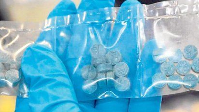 Entre las pertenencias de las mujeres y el hombre encontraron pastillas de éxtasis. 
