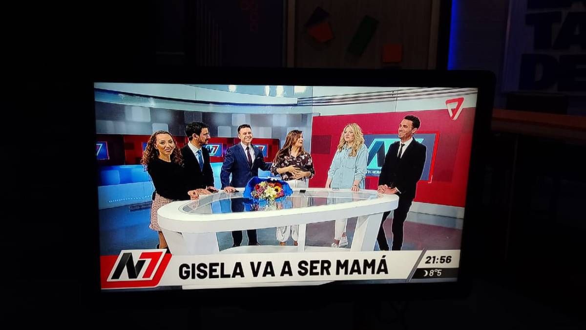 Gisela Campos está súper feliz con la noticia del embarazo y no pudo ocultar su emoción cuando se lo contó a sus compañeros de Canal 7. Gisela Campos está súper feliz con la noticia del embarazo y no pudo ocultar su emoción cuando se lo contó a sus compañeros de Canal 7.