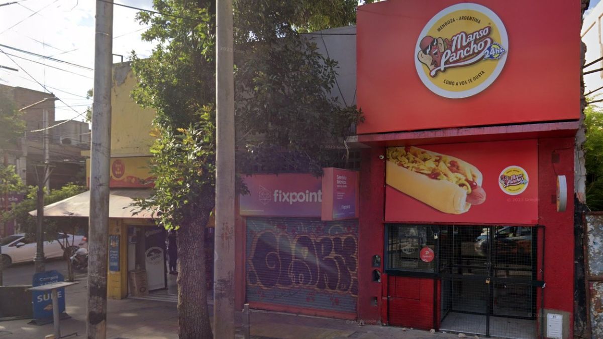 El local de Manso Pancho que fue asaltado en la madrugada del sábado. Las rejas estaban forzadas. Foto: Google Maps.