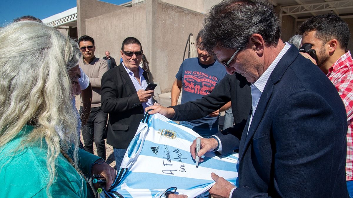 El Matador firmando una camiseta de la Selección Argentina