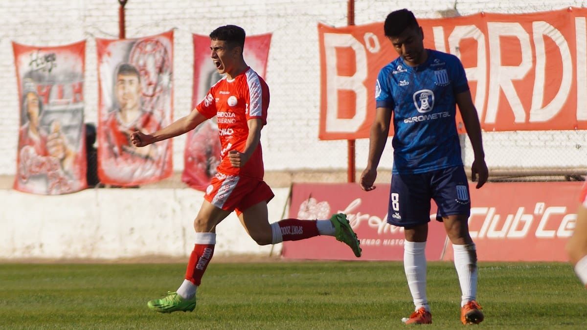 Bruno Barrionuevo con una gran definición marcó el gol&nbsp; de Huracán Las Heras ante Argentino de Monte Maíz.