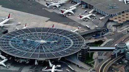 A partir del 26 de enero, Estados Unidos exigirá un PCR negativo de coronavirus COVID-19 para los viajeros que lleguen por vía aérea. En la imagen el aeropuerto JFK, de New York. 
