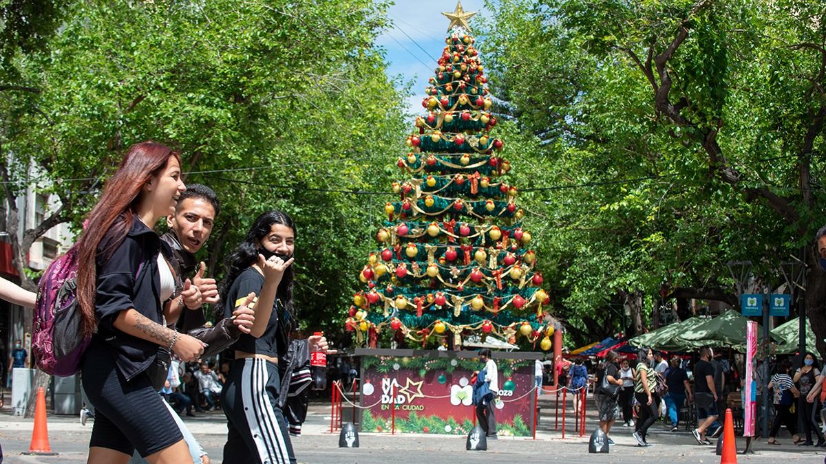 Los contagios de Covid en Mendoza siguen creciciendo día a día en consonancia con el reporte nacional. Aunque la mayor preocupación es la variante ómicron que obligó a Córdoba a suspender las fiestas masivas de Nochebuena y Navidad.