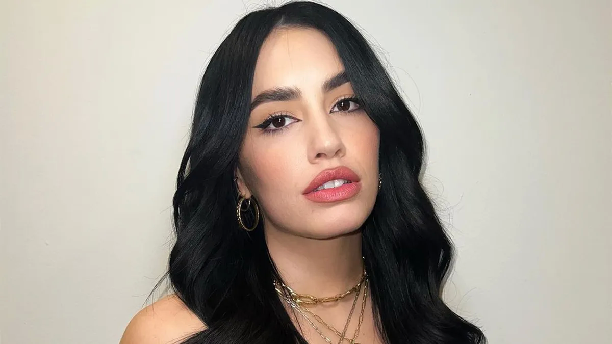 Lali Espósito se la juega con su look de invitada y lleva las transparencias  más audaces