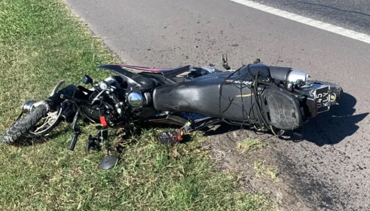 Iba en moto se le metió una bombacha violeta en la cara y se accidentó