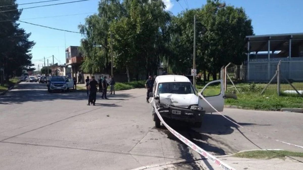 La utilitaria en que transitaba el joven de 31 años, conocido en la zona como Pipo, quien fue asesinado en La Matanza por los delincuentes que escapaban de la Policía